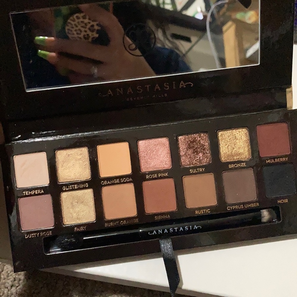 Anastasia ABH Hills Soft Glam palette